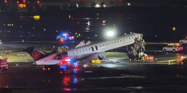 ABD’de Bulunan LaGuardia Havalimanı’nda Uçakla İtfaiye Aracı Çarpıştı